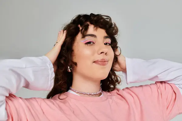 Young fashionable woman with curly hair creates a vibrant atmosphere with her unique style. — Stock Photo