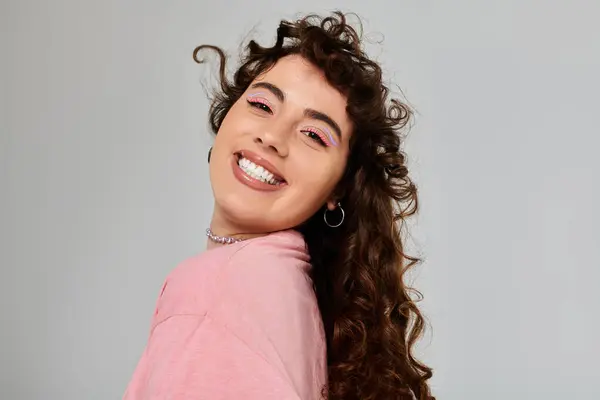 A young woman showcases her stylish outfit and cheerful smile, exuding confidence and emotion. — Stock Photo