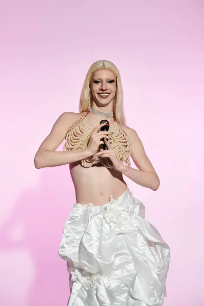A stylish young drag queen performs confidently on stage, radiating energy and flair. — Stock Photo