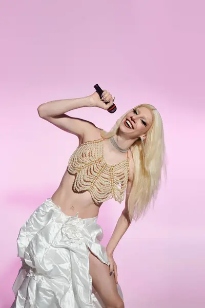 A fashionable drag queen radiates charisma while striking a pose and holding a microphone. — Stock Photo
