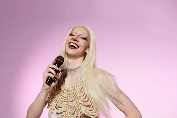 Una elegante drag queen cautiva a todos mientras actúa en un animado evento LGBTQ. - foto de stock