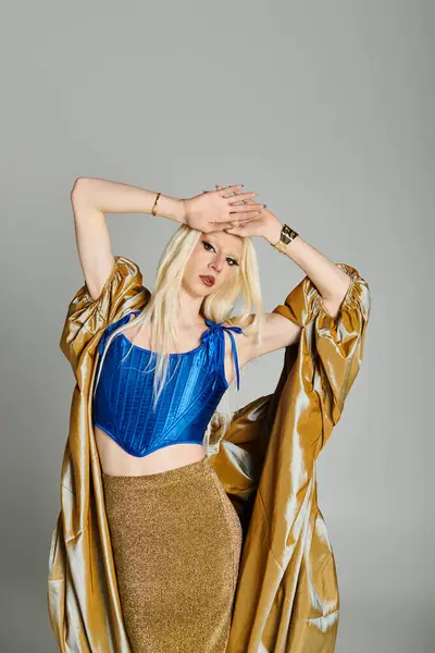 Una giovane drag queen elegante posa con fiducia in abiti alla moda, abbracciando la loro personalità vibrante. — Foto stock