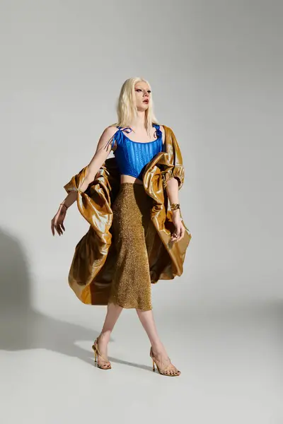 Eine stylische junge Drag Queen stolziert selbstbewusst in schickem Outfit und strahlt schwungvolle Energie und Flair aus — Stockfoto