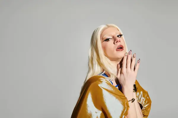 This stylish drag queen captivates with bold makeup and a unique fashion sense. — Stock Photo