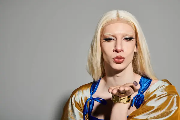 Audaz drag queen muestra un estilo único y carisma mientras sopla un beso. — Stock Photo