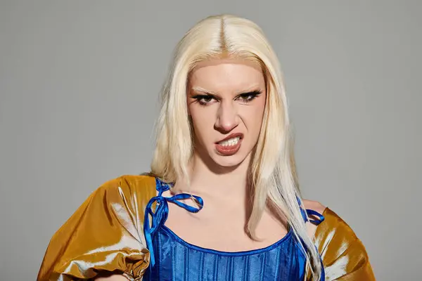 Bold drag queen radiates confidence with a striking look and expressive, unique style. — Stock Photo