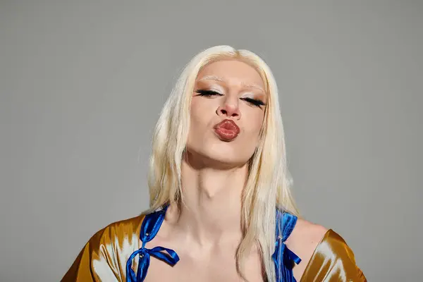 A stylish drag queen poses playfully, exuding confidence and celebrating individuality. — Stock Photo