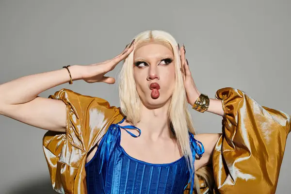 Una drag queen confiada exhibe singularidad con moda audaz y estilo llamativo. - foto de stock