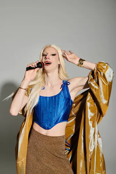 A fashionable drag queen delivers a dazzling performance, showcasing bold style and charisma. — Stock Photo