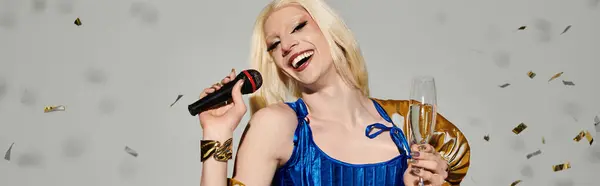 Una vibrante drag queen canta gioiosamente, irradiando fascino in una vivace celebrazione. — Foto stock