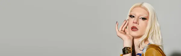 Queer drag performer strikes a pose with confidence, showcasing trendy fashion and bold makeup. — Stock Photo