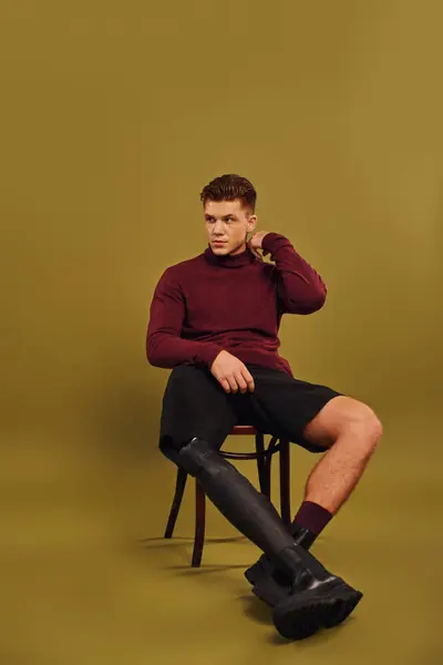 Um jovem elegante com uma perna protética posa confiantemente em um estúdio. — Fotografia de Stock