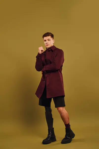 Um jovem elegante confiantemente posa em trajes da moda, mostrando sua perna protética. — Fotografia de Stock