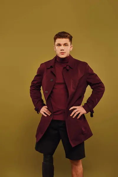 Um jovem elegante coloca confiantemente em trajes de moda, destacando sua perna protética. — Fotografia de Stock