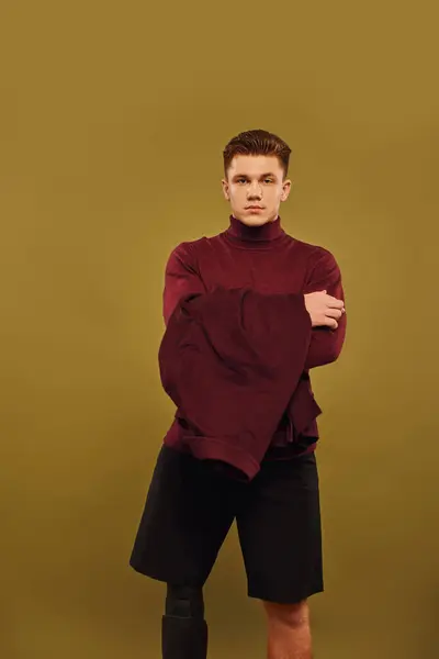 Bonito jovem confiantemente posa em trajes da moda, destacando sua perna protética. — Fotografia de Stock