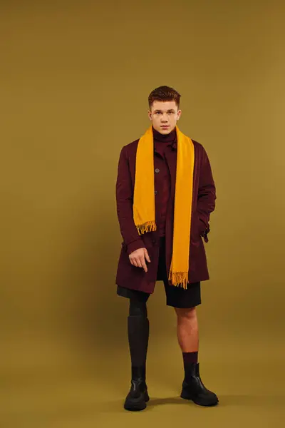 Jovem bonito posa confiantemente em trajes na moda destacando inclusão e diversidade. — Fotografia de Stock