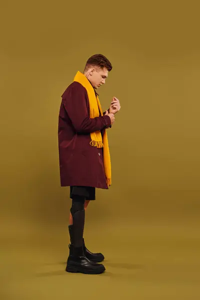 Bonito jovem posa em trajes da moda, destacando sua roupa elegante e perna protética. — Fotografia de Stock