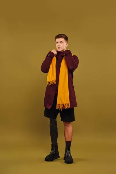 Jovem elegante posa em traje da moda, destacando sua perna protética com orgulho em um estúdio. — Fotografia de Stock