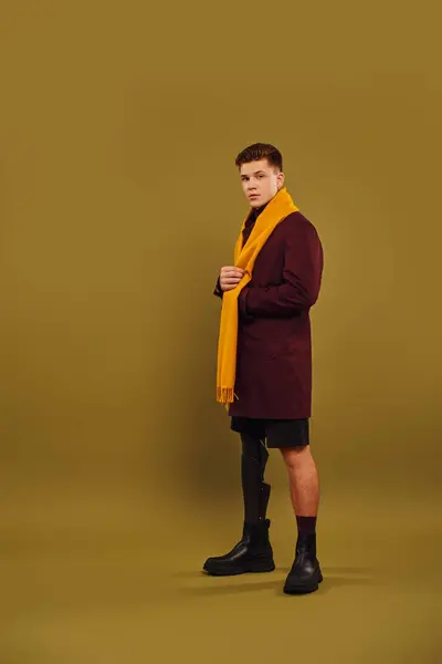 Um jovem com uma roupa elegante posa confiantemente em um estúdio, destacando sua perna protética. — Fotografia de Stock