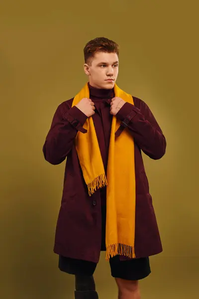 A young man with a prosthetic leg displays fashionable clothing and exudes confidence. — Stock Photo