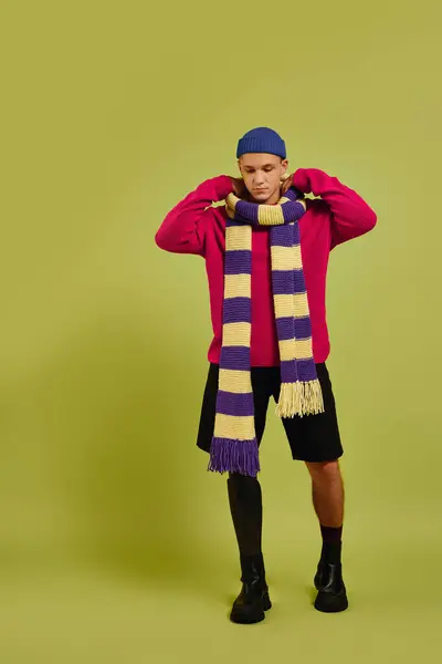 Um jovem elegante coloca confiantemente em trajes de moda, destacando sua perna protética. — Fotografia de Stock
