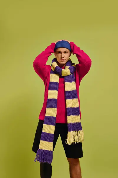 Um jovem em uma roupa elegante posa com confiança com sua perna protética em um ambiente vibrante. — Fotografia de Stock