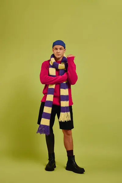 Um jovem elegante posa confiantemente em trajes da moda com um lenço colorido, abraçando a diversidade. — Fotografia de Stock