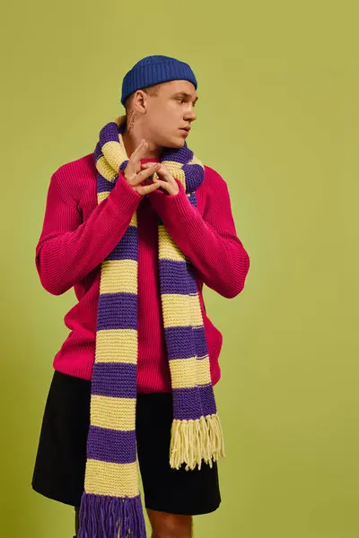 Um jovem bonito posa confiantemente em roupas da moda, destacando sua perna prótese elegante. — Fotografia de Stock
