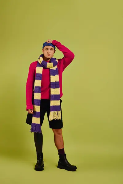 Um jovem posa confiantemente em trajes da moda, destacando sua perna protética e estilo único. — Fotografia de Stock