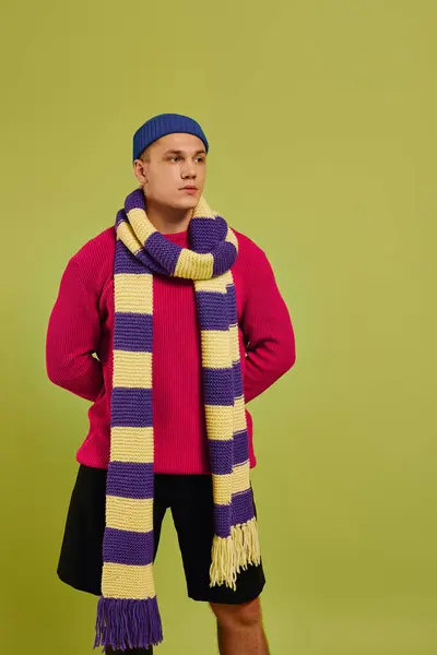 Um jovem com uma perna protética orgulhosamente posa em roupas da moda cercado por um pano de fundo brilhante. — Fotografia de Stock
