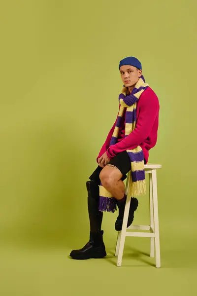 Jovem com prótese perna posa elegantemente em roupa vibrante, irradiando confiança e talento. — Fotografia de Stock
