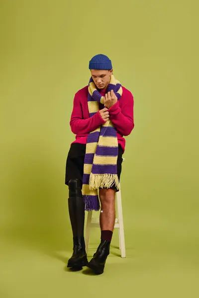 Jovem bonito posa com confiança, destacando sua roupa na moda e perna protética em um estúdio. — Fotografia de Stock