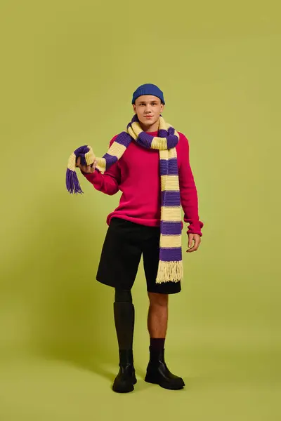 Bonito jovem confiantemente posa em trajes de moda, destacando sua perna protética. — Fotografia de Stock