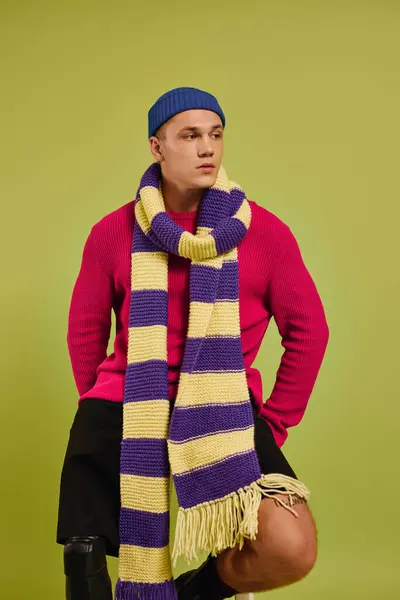 Um jovem posa confiantemente em trajes de moda, destacando sua perna protética. — Fotografia de Stock