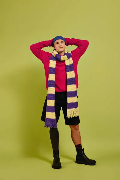Um jovem com uma perna protética posa confiantemente em roupas na moda para uma sessão de estúdio. — Fotografia de Stock
