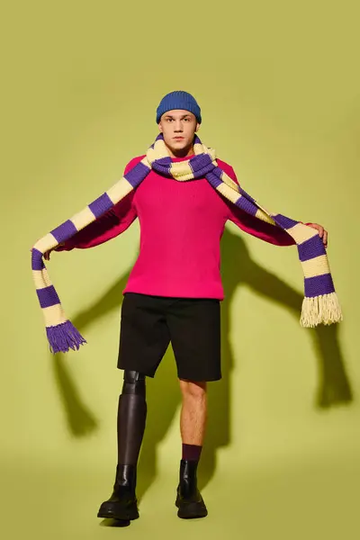 Trendy young man with a prosthetic leg confidently showcases style and inclusivity. — Stock Photo