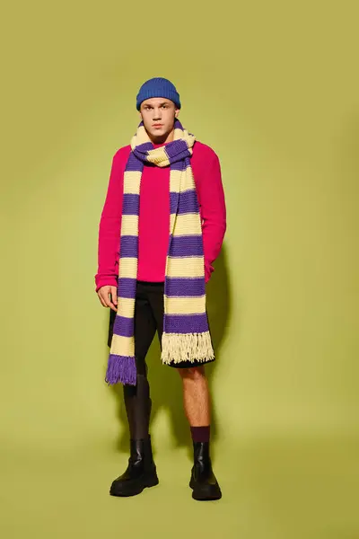 Un joven confiado posa con atuendo de moda, mostrando inclusión y expresión personal. - foto de stock