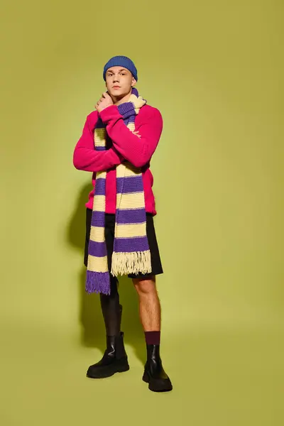 Jovem elegante confiantemente posando com uma perna protética, irradiando positividade e inclusão. — Fotografia de Stock