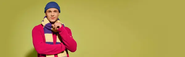 Un giovane elegante posa con fiducia in vestiti alla moda, trasudando fascino alla moda in uno studio, banner — Foto stock