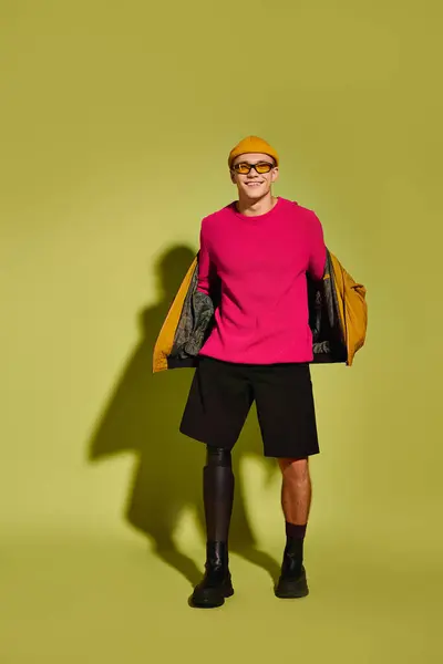 Jovem bonito posa confiantemente em trajes da moda, destacando inclusão e diversidade. — Fotografia de Stock
