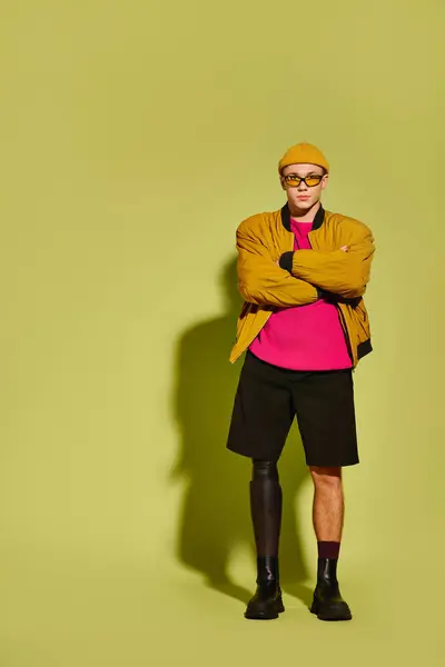 Um jovem bonito posa confiantemente em trajes na moda, mostrando sua perna protética. — Fotografia de Stock