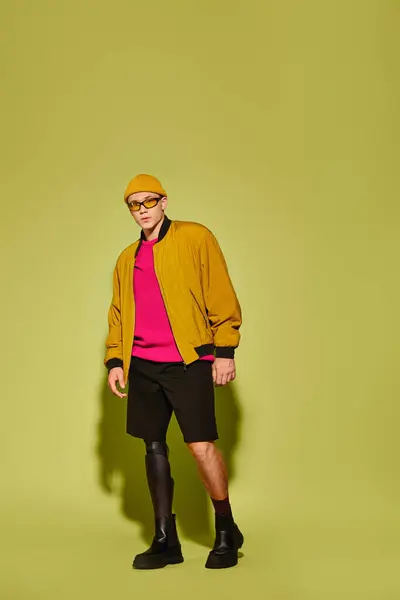 Un giovane uomo con una gamba protesica posa con fiducia in abiti alla moda, celebrando la diversità. — Foto stock