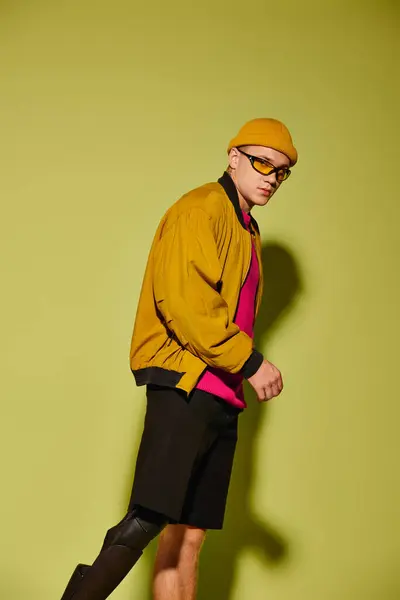Bonito jovem posa confiantemente em roupas da moda, destacando sua perna protética. — Fotografia de Stock
