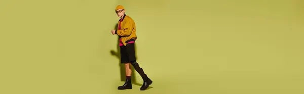 Um jovem elegante coloca confiantemente em trajes de moda, destacando sua perna protética, banner — Fotografia de Stock