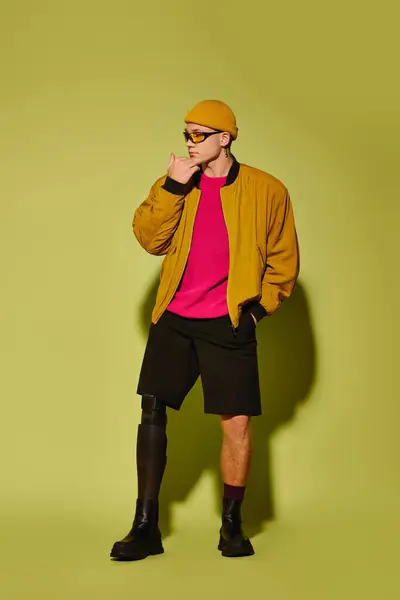 Um jovem na moda com uma perna protética posa com confiança, destacando a inclusão. — Fotografia de Stock