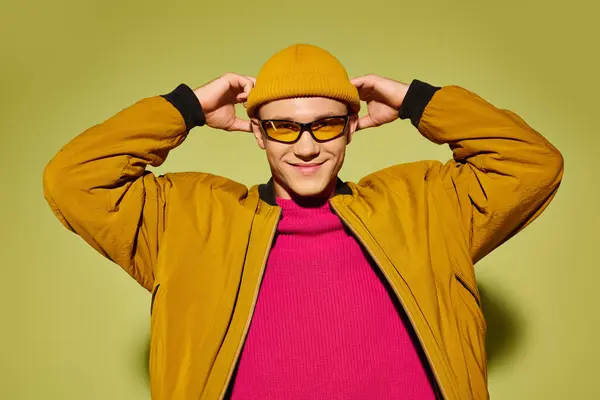 Hombre joven guapo posa con confianza en traje de moda, exudando encanto y estilo en el interior. - foto de stock