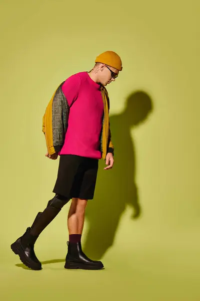 Um jovem elegante confiantemente posa no estúdio, mostrando sua roupa chique e perna protética. — Fotografia de Stock