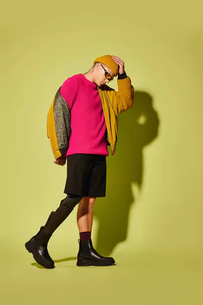 Jovem com uma perna protética posa confiantemente em roupas da moda dentro de um estúdio. — Fotografia de Stock