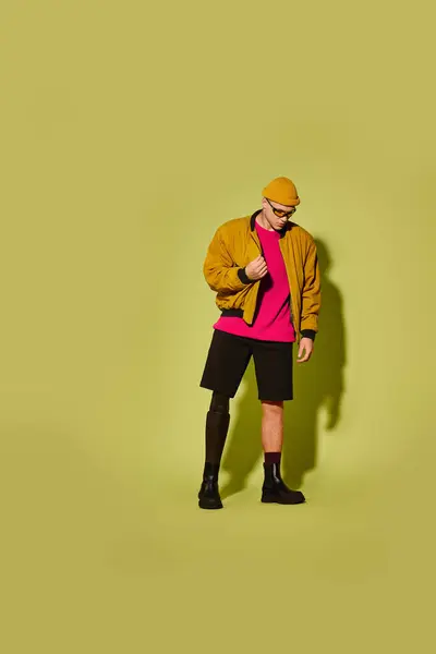 Bonito jovem exibe com confiança roupas da moda e sua perna protética. — Fotografia de Stock