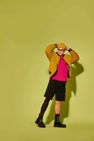 Jovem elegante com uma perna protética posa confiantemente em uma roupa na moda. — Fotografia de Stock